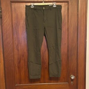 Women’s Cropped Olive Green Pants
